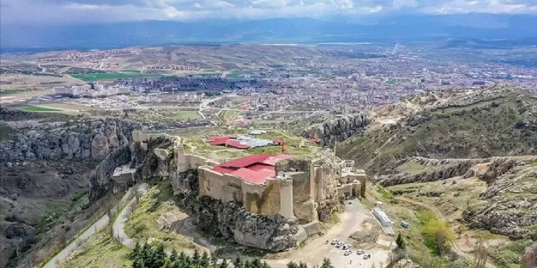3000 yıldır ayakta duruyor, hikayesi şaşırtıyor! Kar altında eşsiz manzara: Harput Kalesi’nin sütten yapıldığına inanılıyor 5